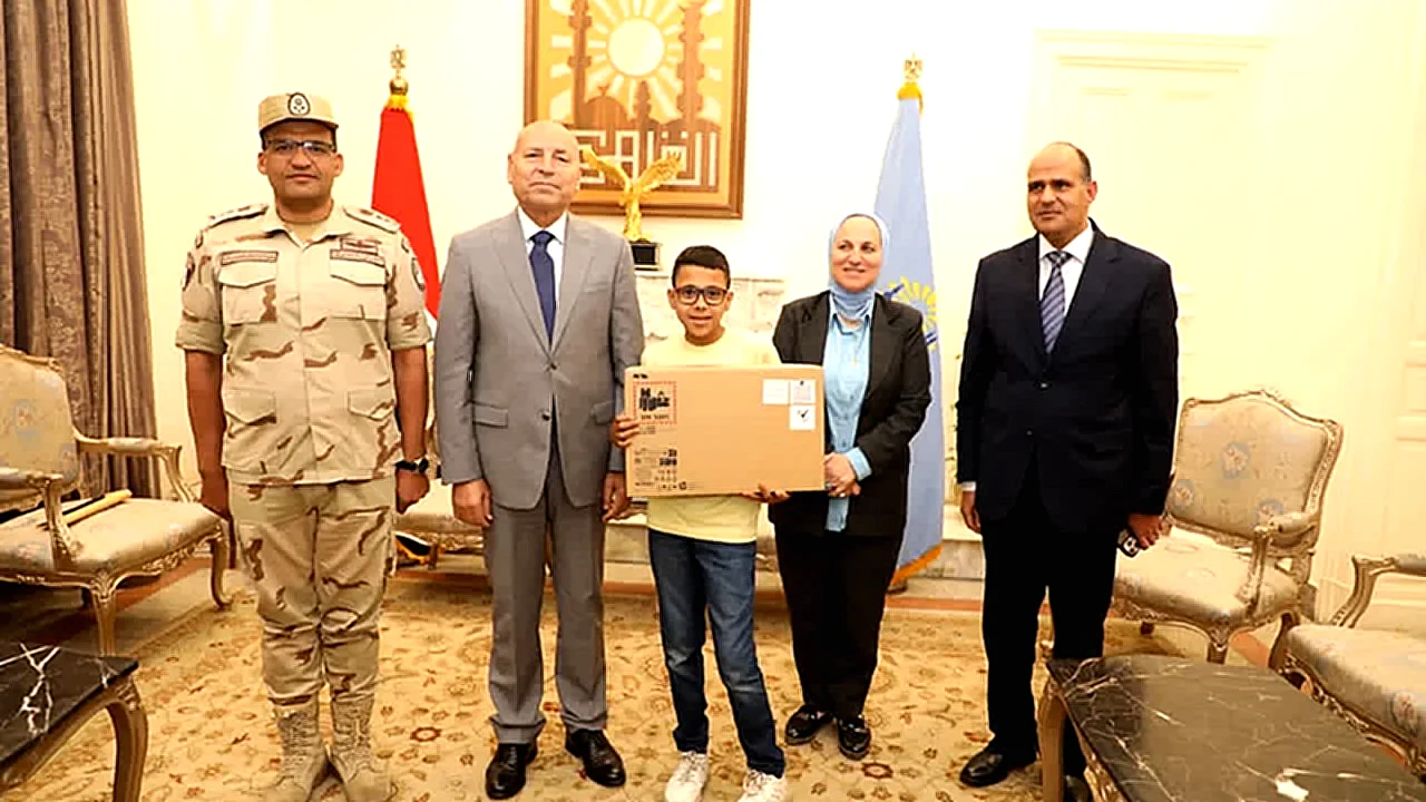 محافظ القاهرة يحقق محافظ القاهرة يسلم طالبًا من ذوي الهمم