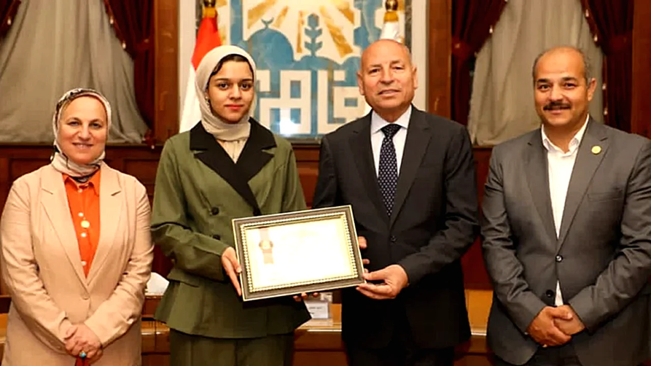 محافظ القاهرة يكرم طالبة بالصف الثاني الثانوي لحصولها على المركز الثالث عالميا في معرض العلوم والهندسة الدولي