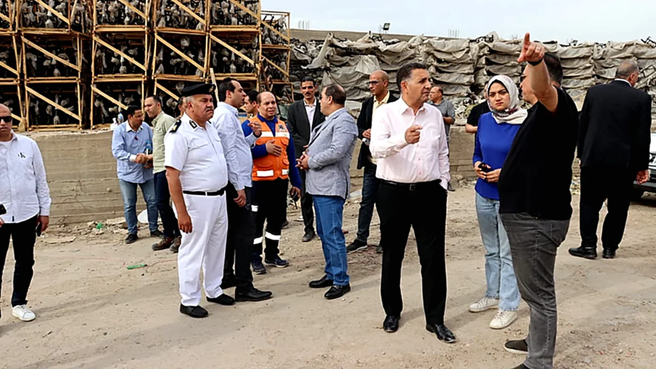 محافظ القليوبية ومدير موقع حريق مخازن أبو حوا بقليوب مع