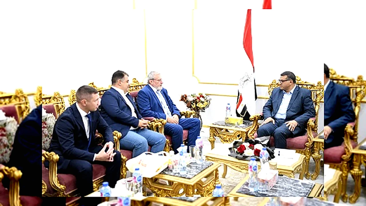 محافظ قنا خلال لقاء محافظ قنا مع القنصل الروسي لبحث
