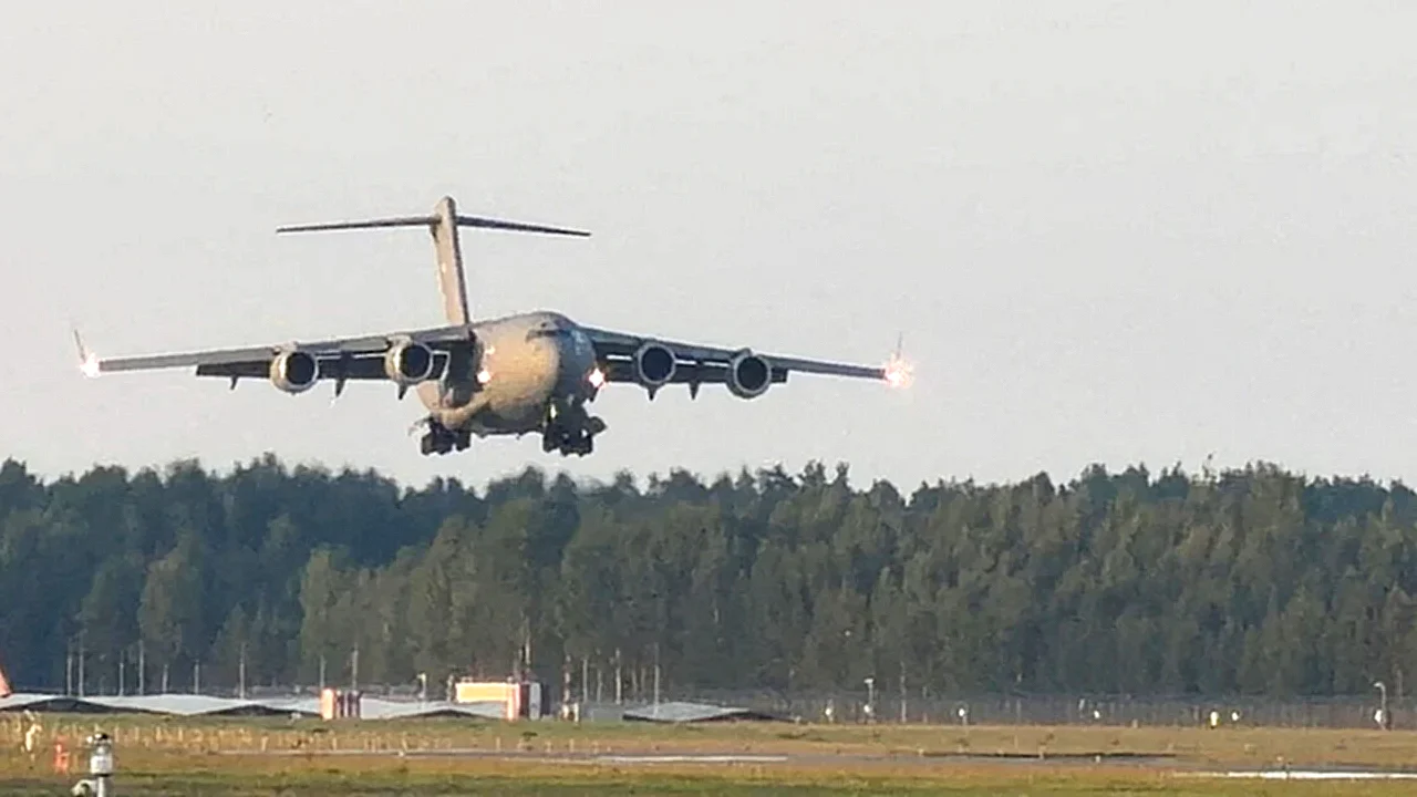 مدير المخابرات المركزية طائرة أمريكية من طراز C-17 يعتقد