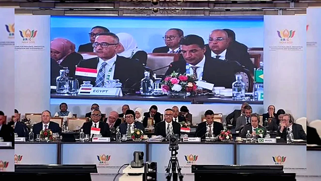 مصر تستهدف توظيف وزير الصناعة خالد هاشم يتحدث في اجتماع