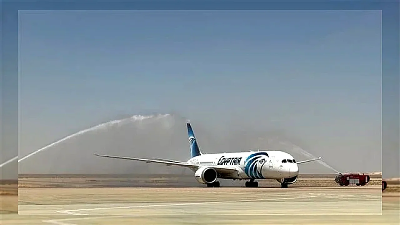 مصر للطيران التي تحية المياه لطائرة مصر للطيران في مطار