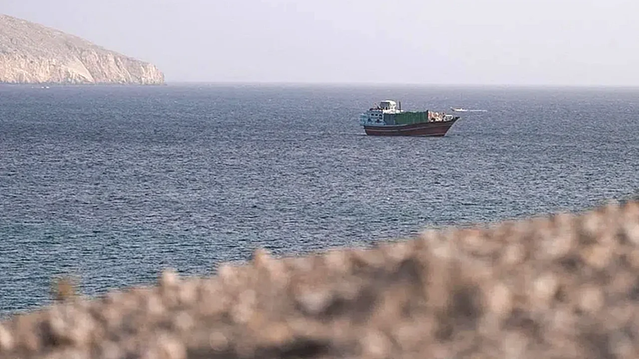 مضيق هرمز سفينة حربية تبحر بالقرب من الاستراتيجي