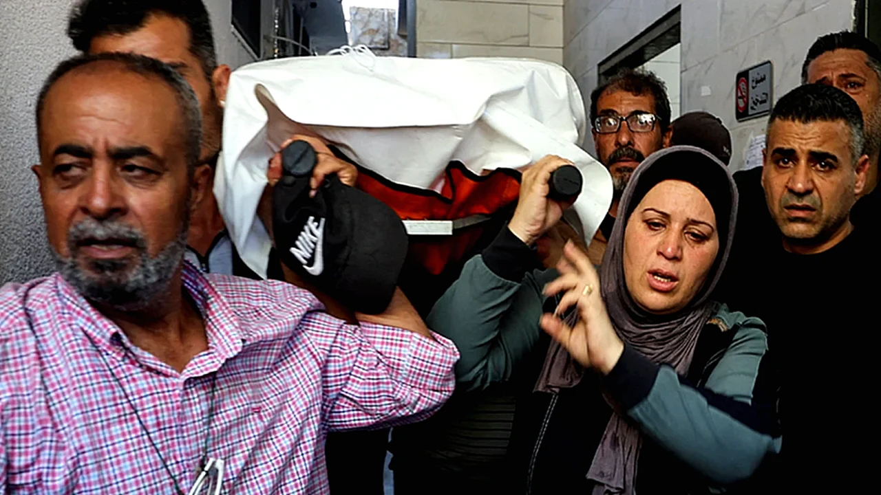 مضيق هرمز سفن شحن تبحر قرب في ظل انخفاض الحركة عن مستويات
