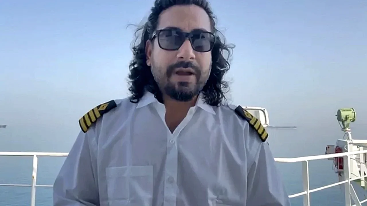 مضيق هرمز سفينة راسية قبالة سواحل الشارقة شمال ، في مشهد