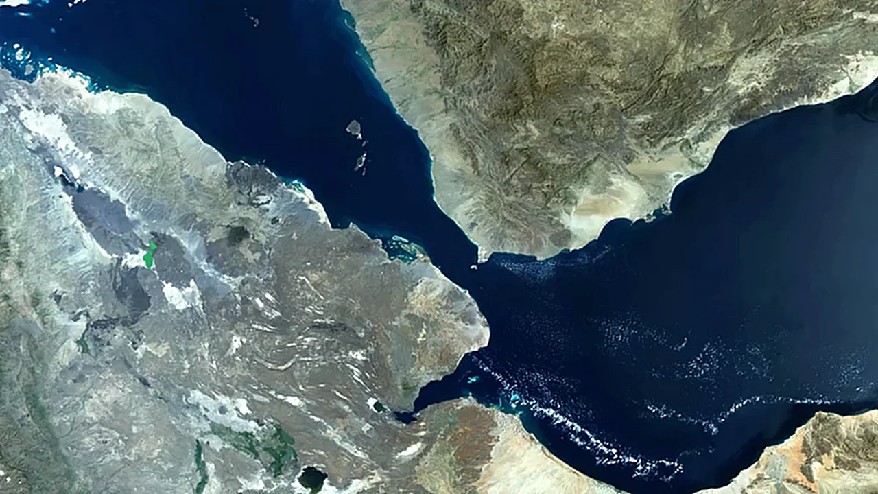 استهداف سفينة إيرانية في مضيق هرمز والحوثيون يوسعون سيطرتهم على الممرات الملاحية