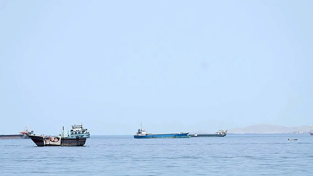 مضيق هرمز خريطة توضح موقع مع سفن تجارية، في سياق العرض