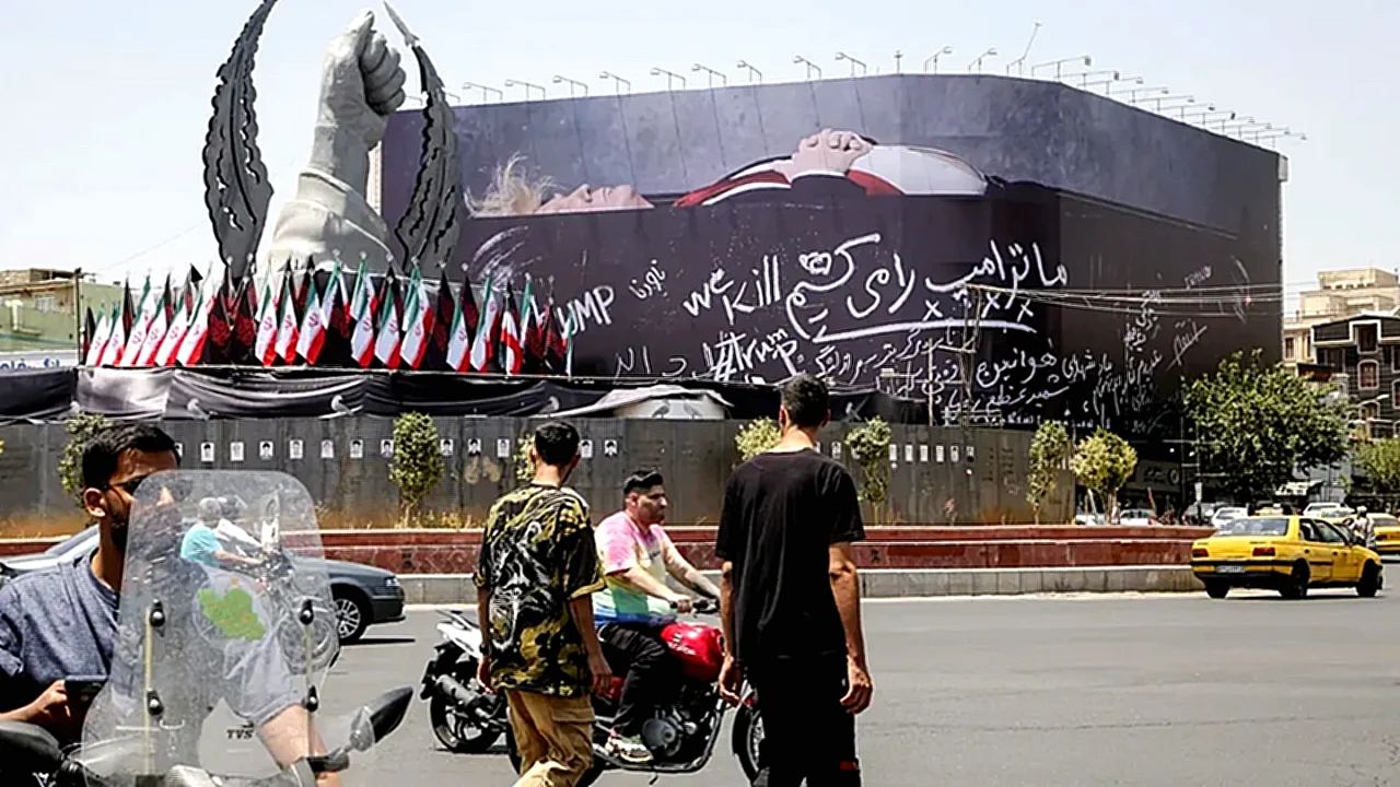 مضيق هرمز سفن حربية إيرانية تبحر بالقرب من الاستراتيجي