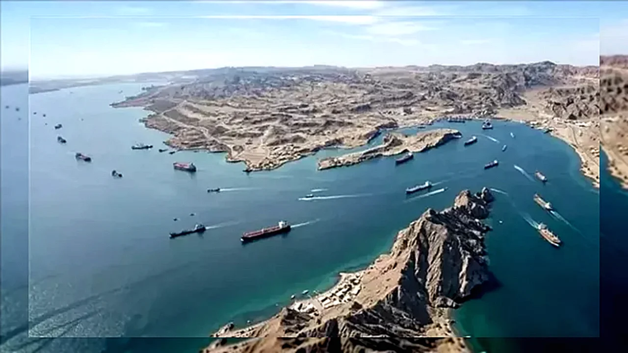 مضيق هرمز سفينة تجارية في ضمن تكدس ملاحي واسع