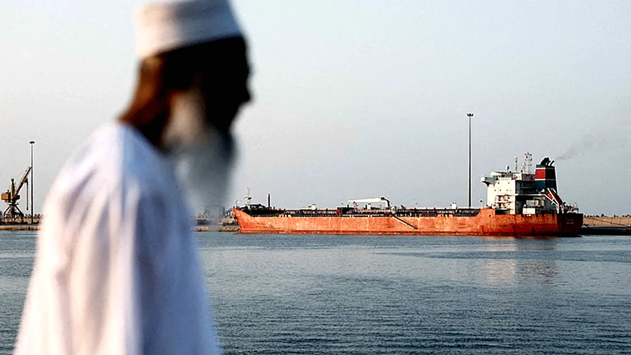 مضيق هرمز ناقلة نفط راسية في ميناء سلطان قابوس وسط انخفاض