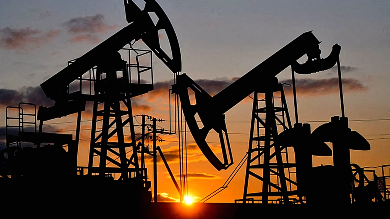 مضيق هرمز صورة تعبيرية لمنصة نفطية وناقلات نفطية قرب مع