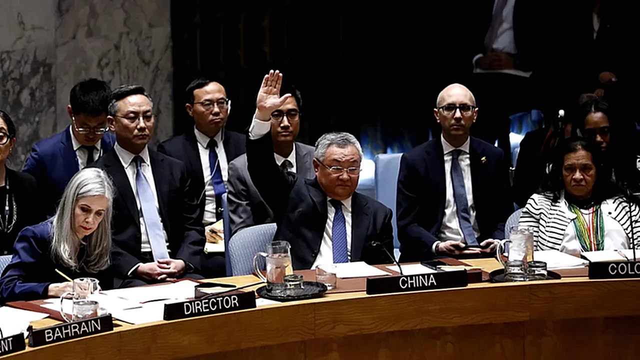 مضيق هرمز خريطة توضح موقع مع سفن تجارية، في سياق دعوة