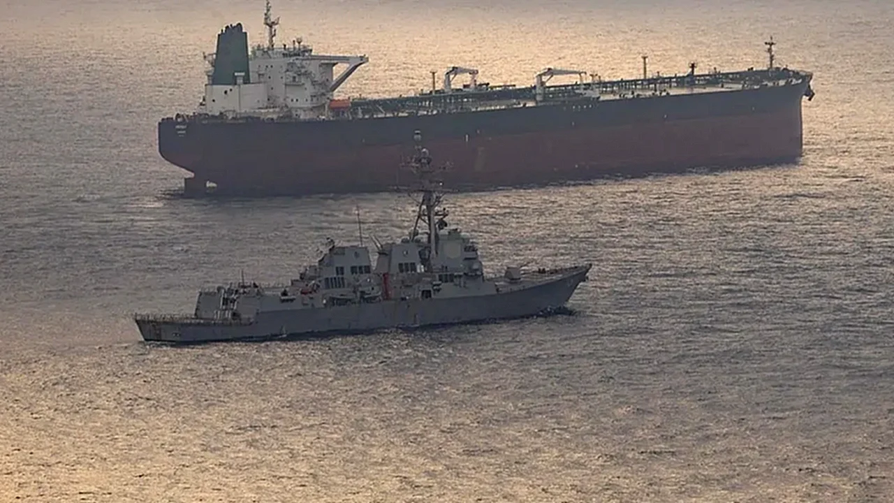 مضيق هرمز خريطة توضح موقع وحركة الملاحة البحرية، في سياق