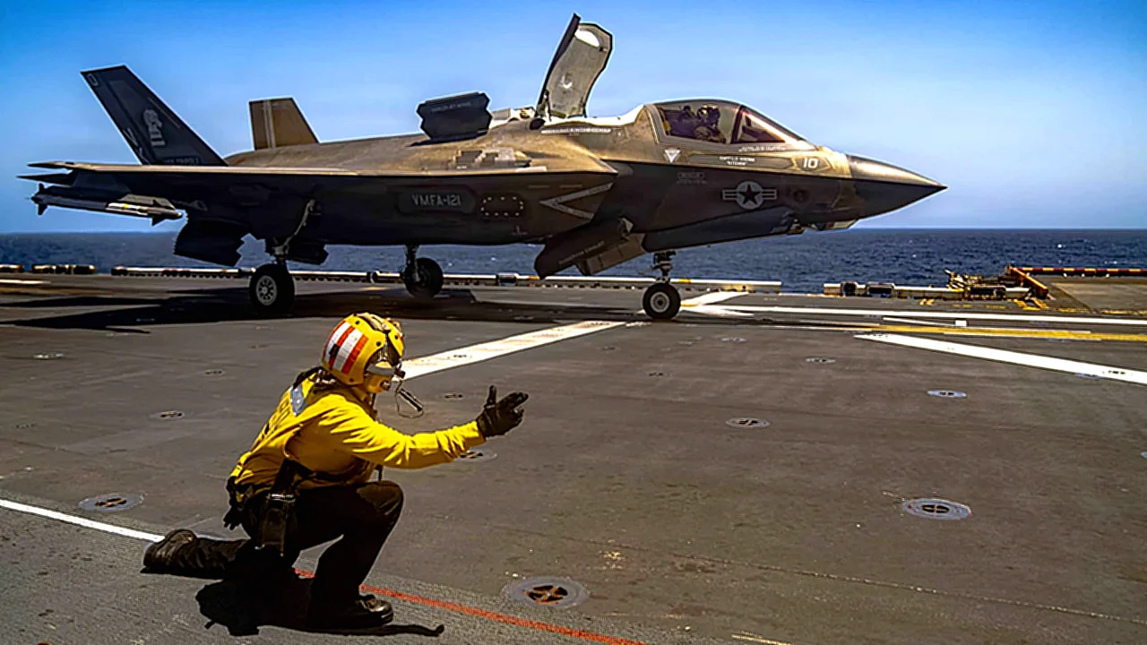 مضيق هرمز ضربات عسكرية - طائرات حربية أمريكية خلال مهمة