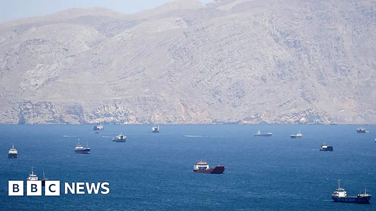 مضيق هرمز سفينة تجارية في مع خلفية عسكرية، تتعلق بالعقوبات