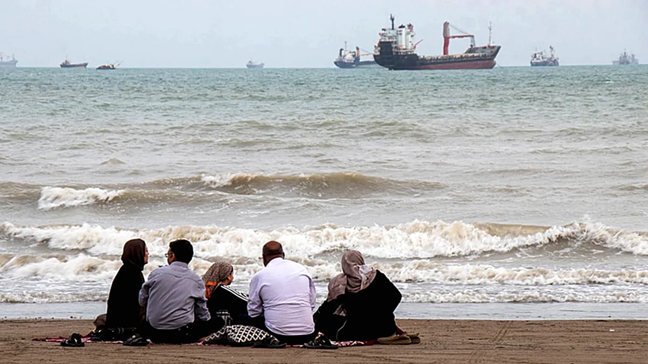 مضيق هرمز شح شحنات النفط - مواطنون إيرانيون على شاطئ سورو