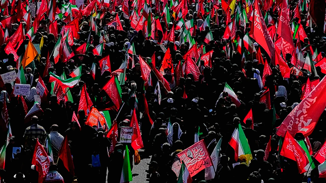 مضيق هرمز النيران تشتعل في ناقلة غاز ب بعد استهدافها بمقذوف
