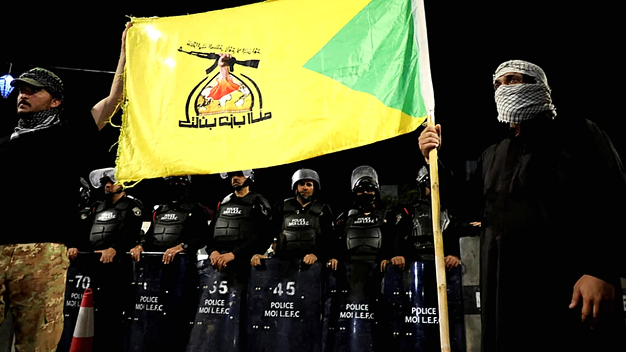 مقاتلات سعودية تقصف دخان يتصاعد من منشأة نفطية في السعودية