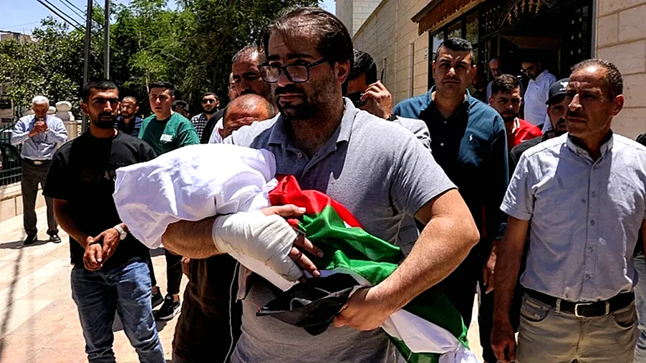 مقتل طفل فلسطيني جثمان طفل فلسطيني قُتل برصاص جندي