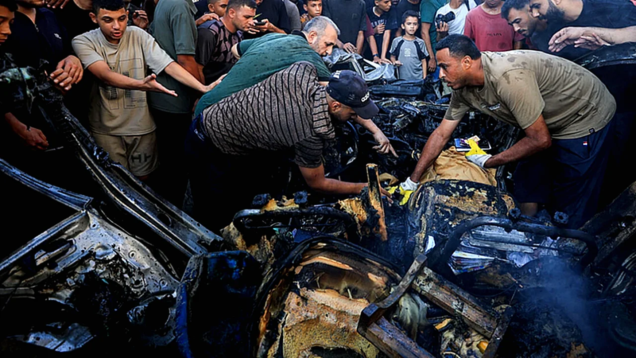 مقتل فلسطيني وطفلته آثار غارة إسرائيلية استهدفت سيارة