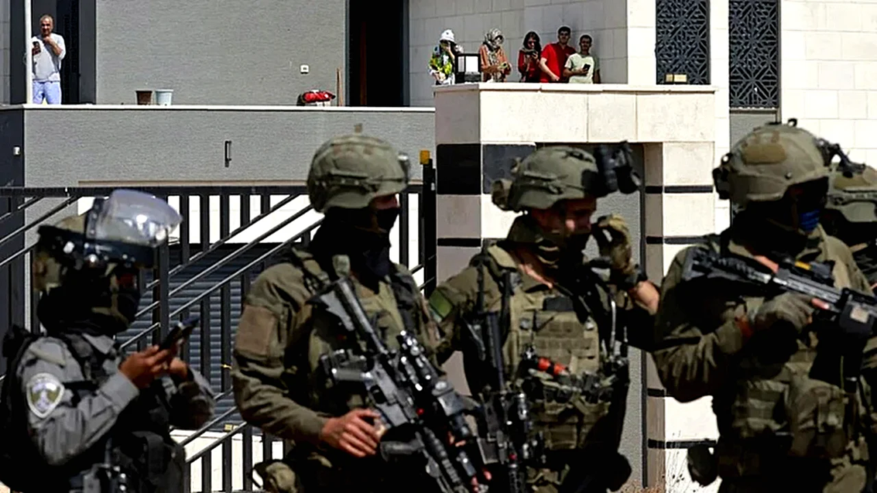 منزلًا فلسطينيًا مستوطنون يحاصرون في قرية قصرة جنوب نابلس