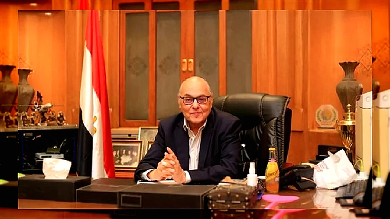 موسى مصطفي موسى تصوير يوضح شعار جهاز مستقبل مصر للتنمية