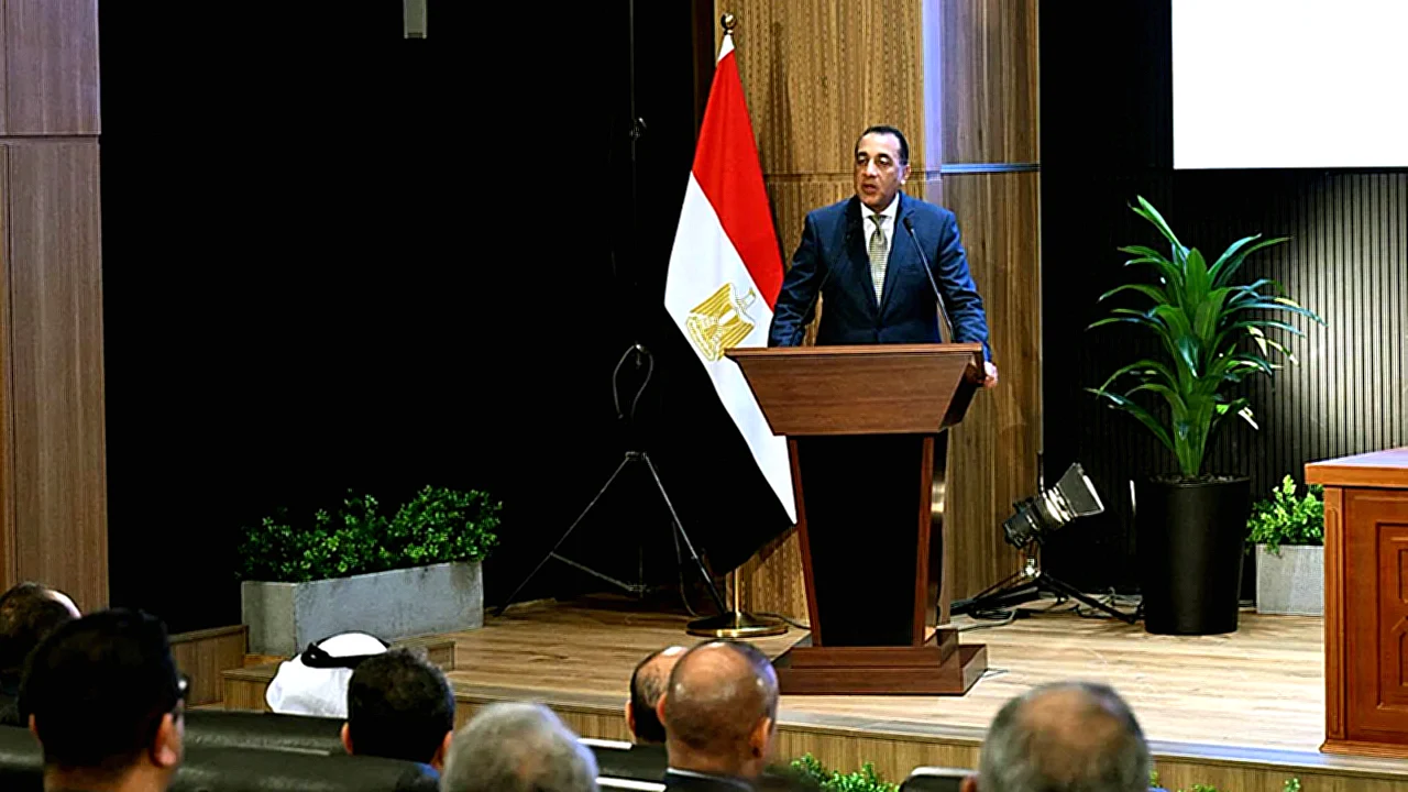 مدبولى”: 95 نوعًا من الصناعة وآلاف المصانع ستدخل في تنمية مشروع «ميدار» و«الفطيم