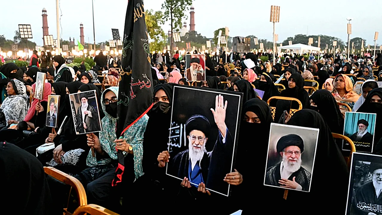 نيويورك تايمز قيادة إيران أصبحت أكثر - متظاهرون يحملون صور
