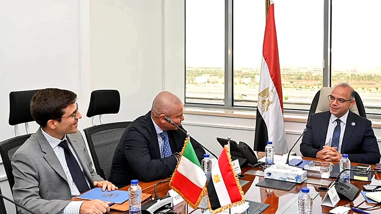 وتعزيز التعاون الاقتصادي لقاء وزير الاستثمار مع السفير