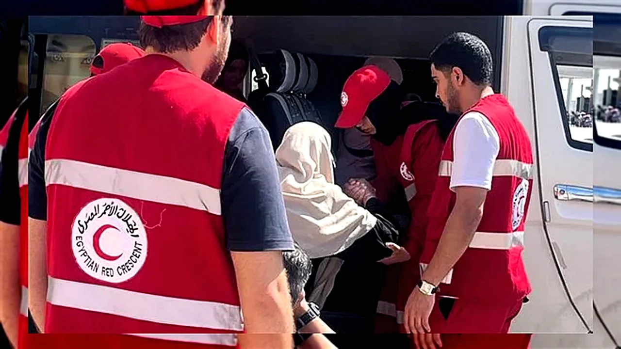 وجبات وملابس ورعاية متطوعو الهلال الأحمر يقدمون وجبات