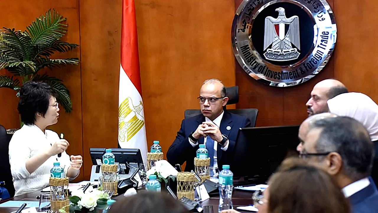 وخطوط إنتاج السيارات وزير الاستثمار يتفقد مشروع إنشاء مصنع