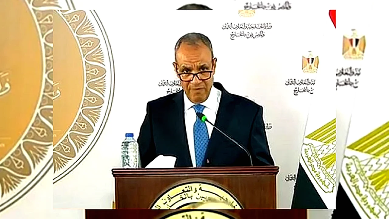 وزير الخارجية نعمل وزير الخارجية المصري خلال مؤتمر صحفي عن