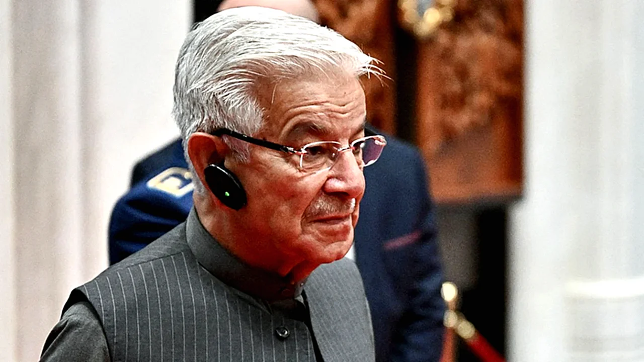 وزير الدفاع الباكستاني خواجه آصف خلال اجتماع وزراء دفاع