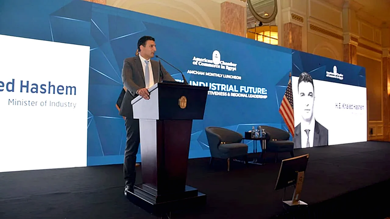 وزير الصناعة يستعرض وزير الصناعة خالد هاشم خلال اجتماع