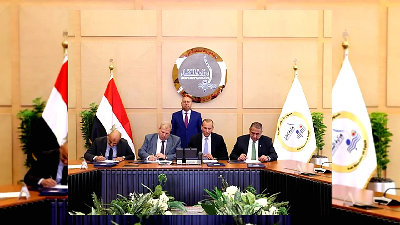 وزير النقل يشهد توقيع عقود تطوير السكة ونظم الإشارات