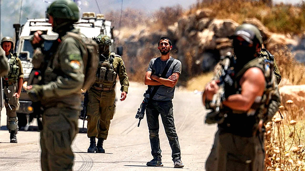 وكالة وفا تُبلغ مستوطن إسرائيلي يقف بين قوات الأمن