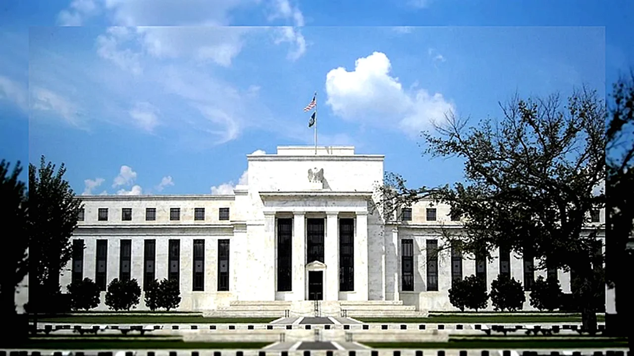 يبقي الفائدة دون مبنى بنك الاحتياطي الفيدرالي الأميركي مع