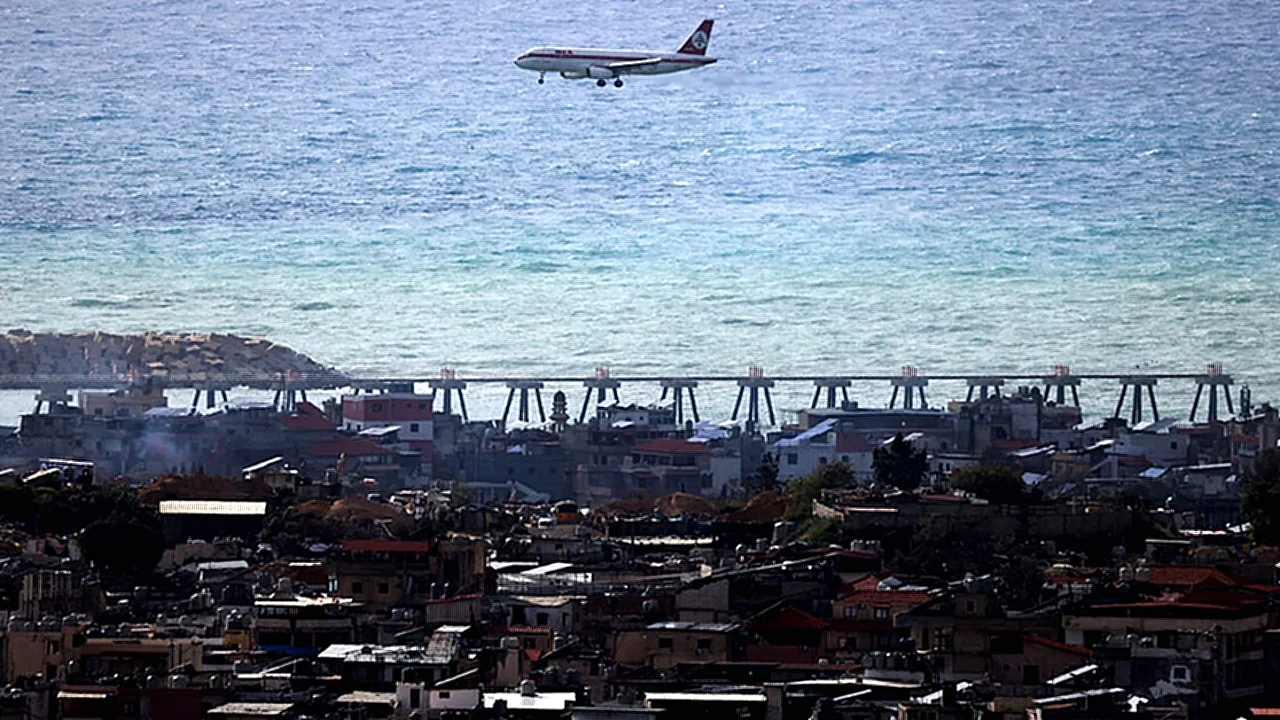 يُجري تدقيقًا في طائرة تابعة لشركة طيران الشرق الأوسط