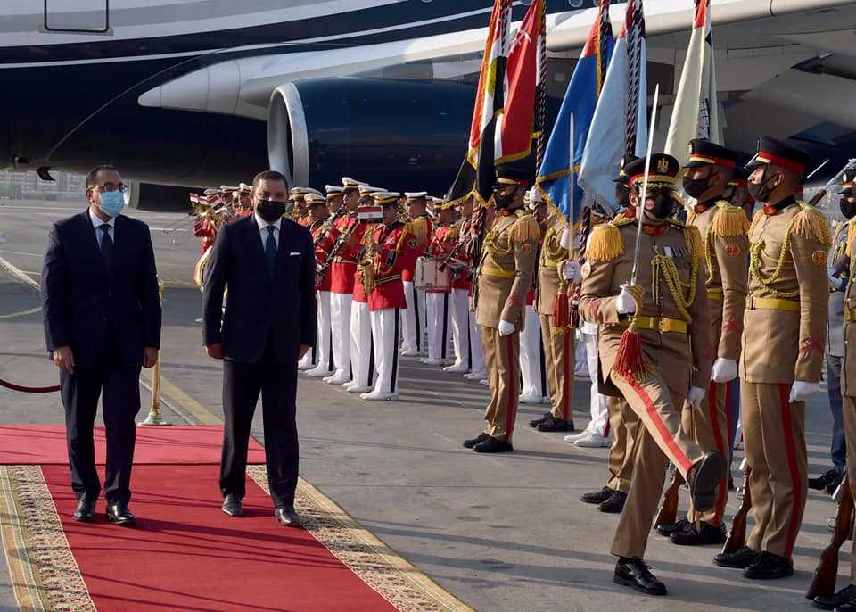 استقبال رئيس الوزراء لرئيس الحكومة الوطنية الليبية بمطار القاهرة