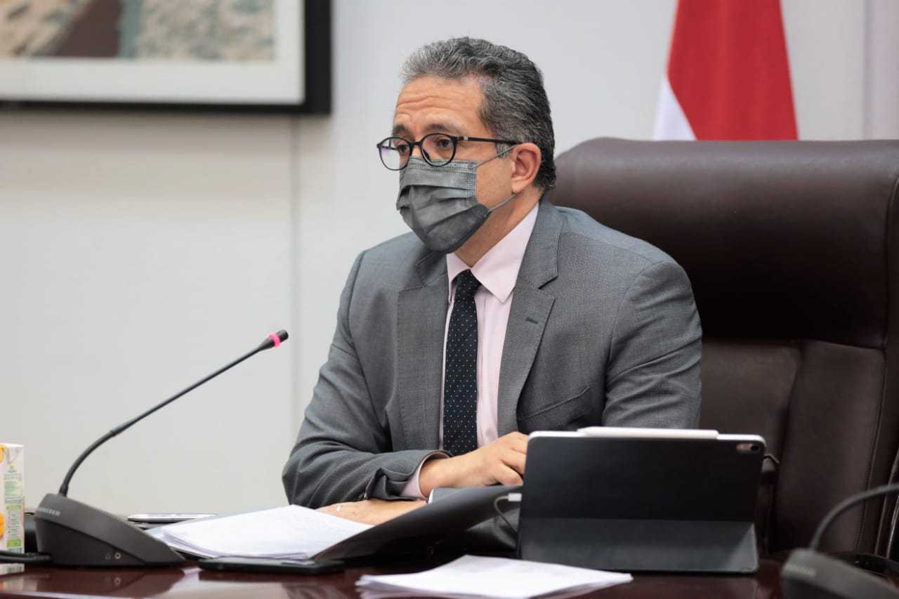 وزير السياحه