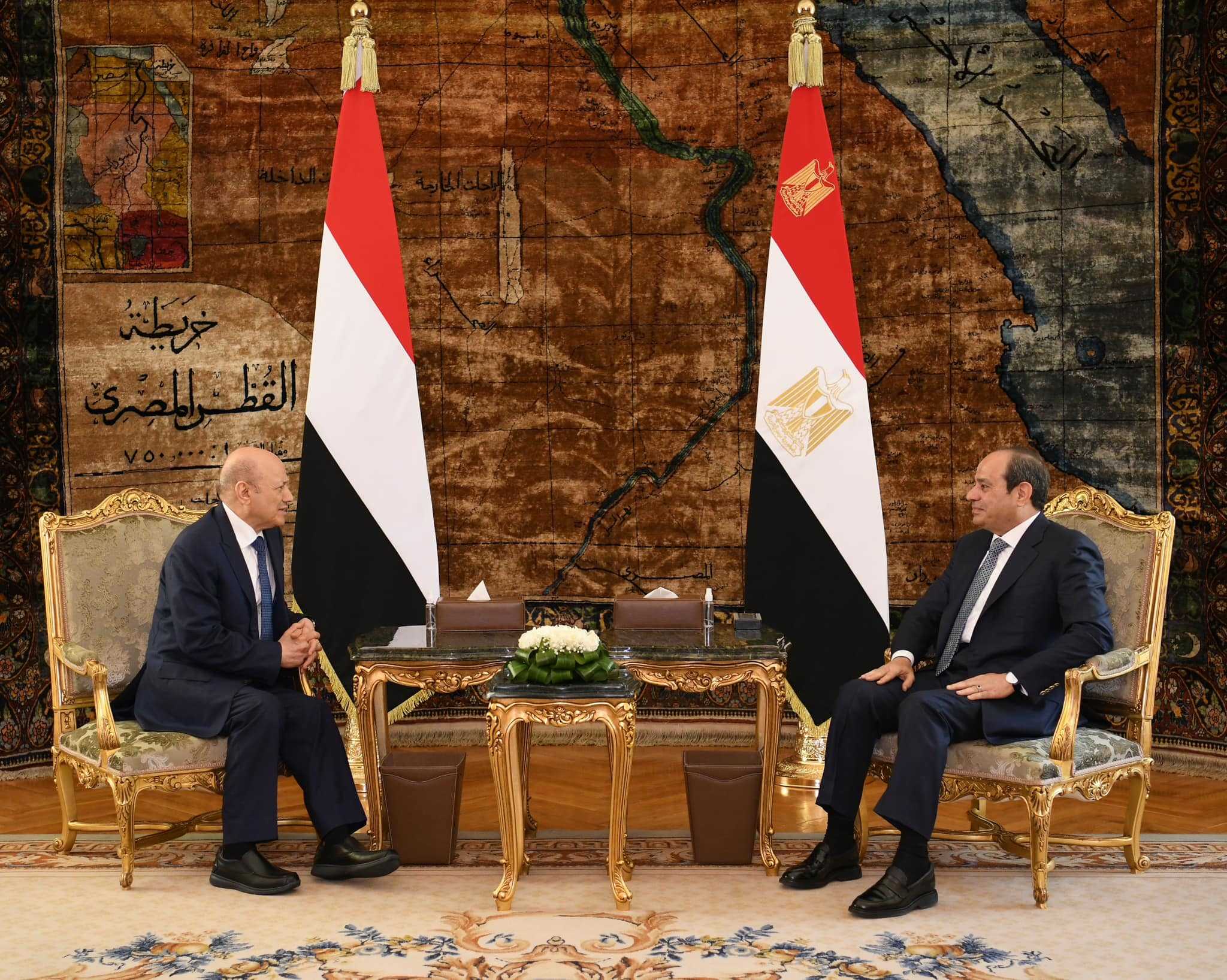 الرئيس السيسي يستقبل رئيس مجلس القيادة الرئاسي اليمني