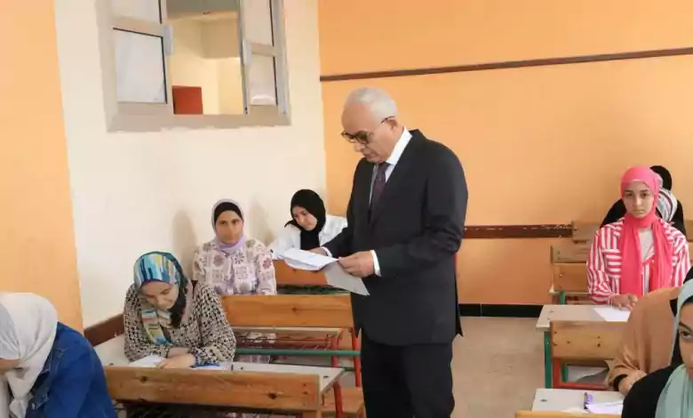 وزير التعليم أثناء تفقده إحدى لجان الامتحان
