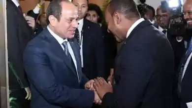 مصافحة السيسي وأبي أحمد في قمة ميثاق التمويل الدولي بباريس تزامنا مع الملء الرابع لسد النهضة الاثيوبي