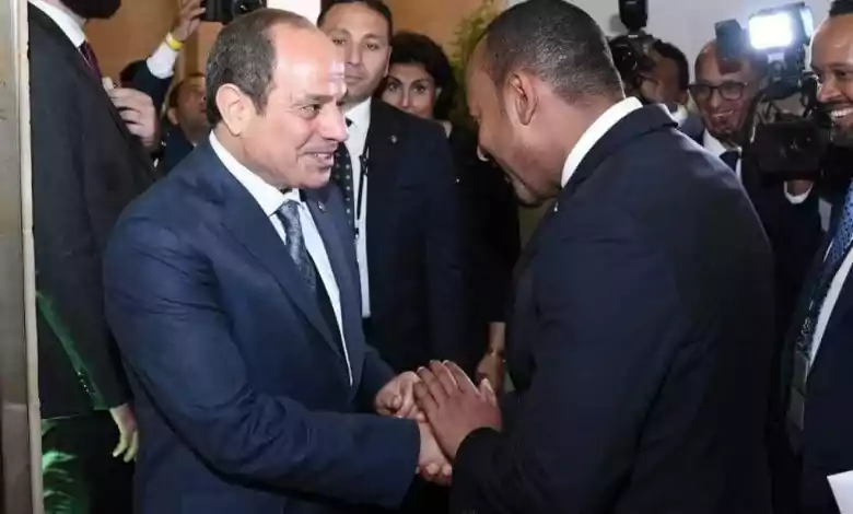 مصافحة السيسي وأبي أحمد في قمة ميثاق التمويل الدولي بباريس تزامنا مع الملء الرابع لسد النهضة الاثيوبي