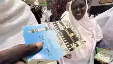 السودانيين يبكون تضرعا لله