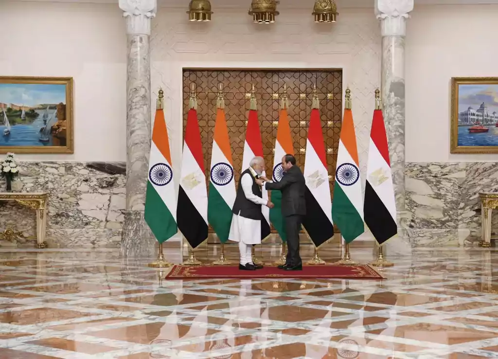 السيسى يقلد رئيس وزراء الهند قلادة النيل
