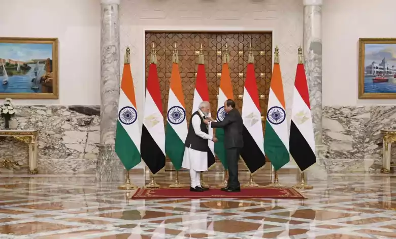 السيسى يقلد رئيس وزراء الهند قلادة النيل