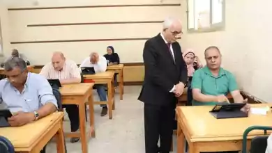 رضا حجازي أثناء تفقده إحدى لجان التصحيح الإليكترونى