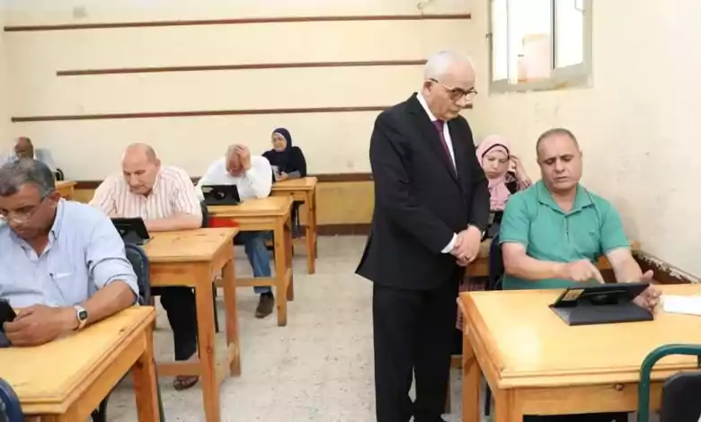 رضا حجازي أثناء تفقده إحدى لجان التصحيح الإليكترونى